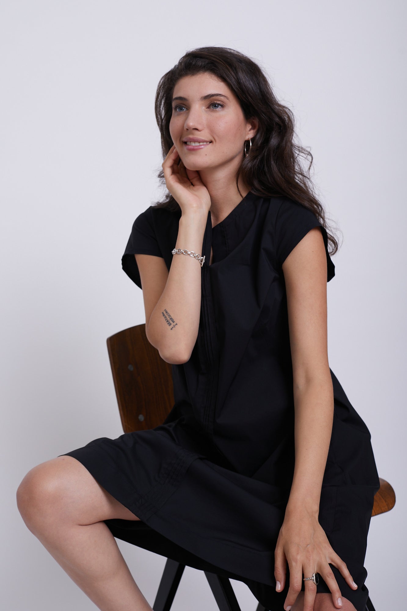 שחורה שרוול קצר AKIKO שמלת