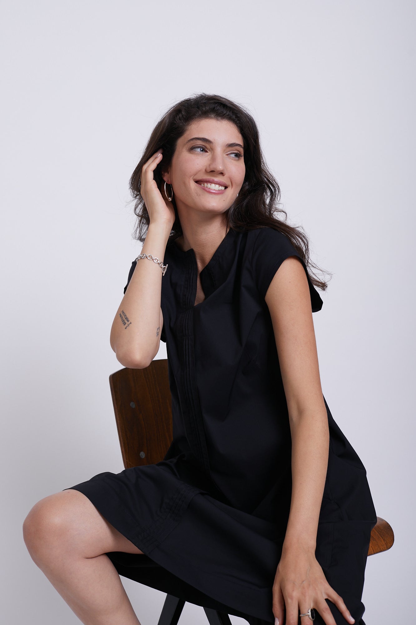 שחורה שרוול קצר AKIKO שמלת